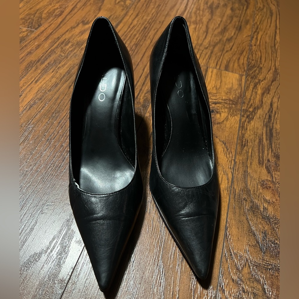 The shoes is by Aldo with 3 inches heels. The size is 37B.